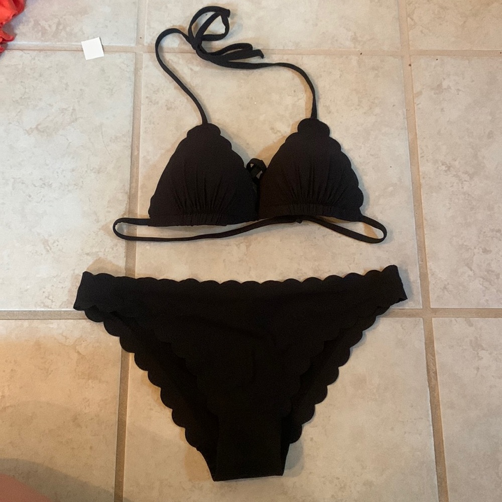 black scallop edge bikini